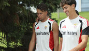 Amar Dedic à conversa com António Silva antes do treino no Benfica Campus