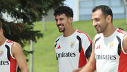 Tomás Araújo à conversa com Pavlidis antes do treino no Benfica Campus