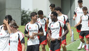Jhon Durán conversa com Enzo Barrenechea antes do treino no Benfica Campus