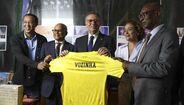 António José Seguro com a camisola de Vozinha, ladeado por Bubista e José Maria Pereira Neves 