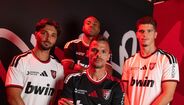 Jogadores do Casa Pia com as novas camisas do clube