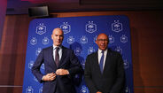Zinedine Zidane e Philippe Diallo, presidente da FFF, posam juntos