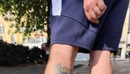 Adepto exibe tatuagem do Famalicão na perna