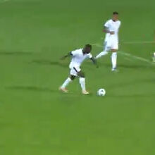 O grande golo de fora de área de Zidane Banjaqui no Ararat Armenia-Shamrock Rovers