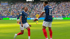 Olise e Mbappé festejam no decorrer do França-Suécia