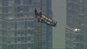 Dupla escala Empire State Building e exibe faixa sobre o “poder do amor”