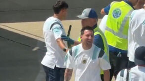 Messi às gargalhadas no aeroporto: controlo de segurança ao argentino deu para tudo 