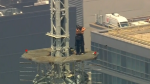 Amor nas alturas: o momento em que homem pede namorada em casamento após escalarem o Empire State Building