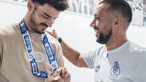 Zé Pedro, com a medalha ao peito, ao lado de Farioli