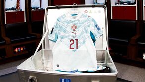 Camisola de Diogo Jota no balneário de Portugal antes do jogo contra a Croácia