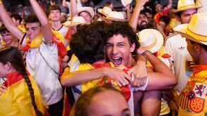 Adeptos espanhóis festejam em Madrid o apuramento da Espanha para os 'oitavos' do Mundial