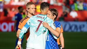 A 'Last Dance' de duas lendas: o abraço de Cristiano Ronaldo e Modric antes do Portugal-Croácia
