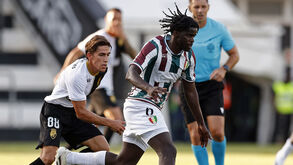 Ndiaye em ação pelo E. Amadora antes de ser cedido ao Farense
