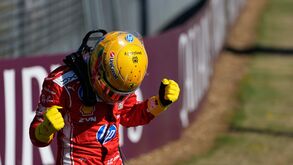 Lewis Hamilton festejou em casa
