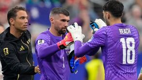 O momento em que Mathew Ryan entrou para o lugar de Patrick Beach