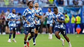 Jogadores de Cabo Verde durante o aquecimento para o jogo contra a Argentina no Mundial'2026