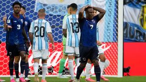 Jovane Cabral de mãos na cabeça durante o Argentina-Cabo Verde