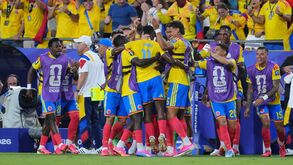 Jogadores da Colômbia festejam golo de Arias