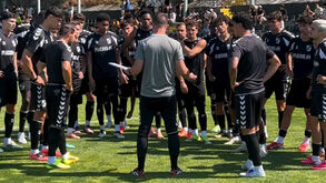 Jogadores ouvem Tiago Margairdo no treino aberto do V. Guimarães 