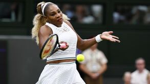 Serena Williams desiste de pares em Wimbledon devido a uma lesão no joelho