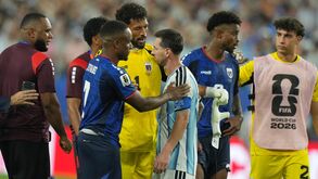 Vozinha e Jovane Cabral cumprimentam Lionel Messi no final do Argentina-Cabo Verde