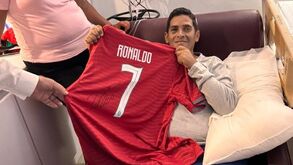 Hernán Gil Flores recebe camisola da Seleção Nacional assinada por Cristiano Ronaldo