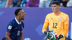 Mbappé ignora Orlando Gill, guarda-redes do Paraguai eleito MVP em campo, no final do jogo