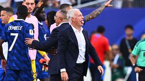 Deschamps comemorou vitória sobre o Paraguai colocando a língua de fora