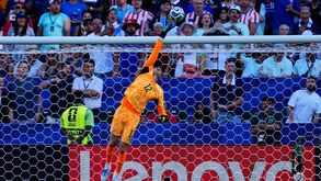 Orlando Gill, guarda-redes do Paraguai, com uma grande defesa durante o jogo com a França