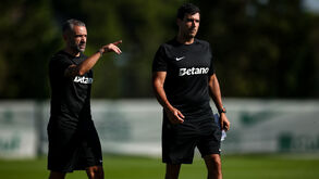 Rui Borges a orientar treino na Academia Cristiano Ronaldo