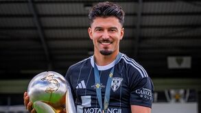 Moisés Conceição festeja com o troféu da Liga 3