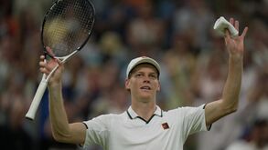Jannik Sinner avança para os 'quartos' na defesa do título