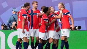 Jogadores noruegueses celebram golo de Haaland