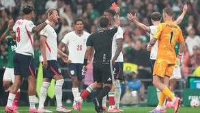 O cartão vermelho a Quansah no México-Inglaterra