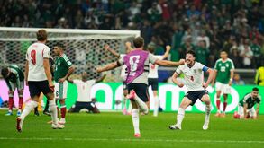 Jogadores ingleses festejam apuramento para os quartos de final do Mundial'2026 após vitória sobre o México