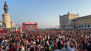 Cachecóis ao alto e vozes afinadas no Terreiro do Paço durante o hino nacional