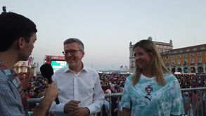 Carlos Moedas e Margarida Balseiro Lopes felizes pelo ambiente no Terreiro do Paço durante o Portugal-Espanha