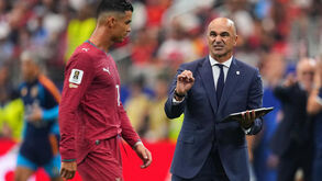 Roberto Martínez dá indicações aos jogadores durante o Portugal-Espanha