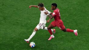 Nélson Semedo tenta parar Lamine Yamal