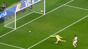 O momento em que Mikel Merino marca e dá a vitória à Espanha nos descontos