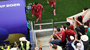 Cristiano Ronaldo deixa o relvado cabisbaixo após o Portugal-Espanha