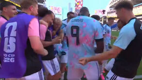 Jogadores da Bélgica celebram à Donald Trump frente aos EUA
