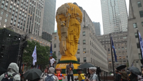 Mais de um milhão de peças LEGO dão vida a este troféu gigante do Mundial