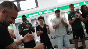 Bolo e discurso: Rui Borges festeja 45.º aniversário com o plantel do Sporting no balneário 