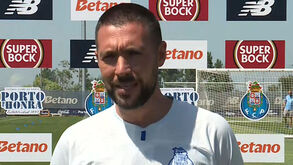 Farioli fala aos jornalistas antes do treino