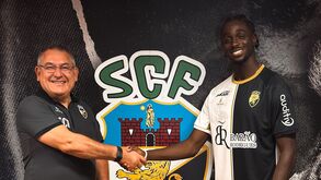 Nduquidi, aqui ao lado de João Rodrigues, presidente do Farense, é internacional francês sub-20