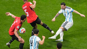 Messi atirou para o 2-2 rodeado de jogadores egípcios