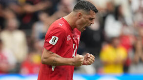 Granit Xhaka festeja vitória da Suíça frente à Colômbia