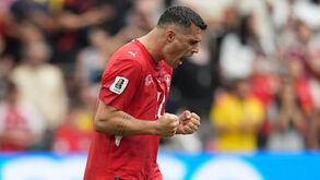Granit Xhaka festeja vitória da Suíça frente à Colômbia