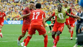Jogadores da Suíça festejam apuramento após eliminarem a Colômbia nos penáltis